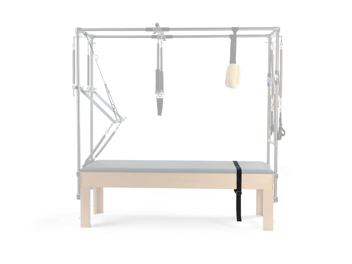 Balanced Body Belly Strap Schwarz montiert am Cadillac-Trapeze Table, für Pilates-Training