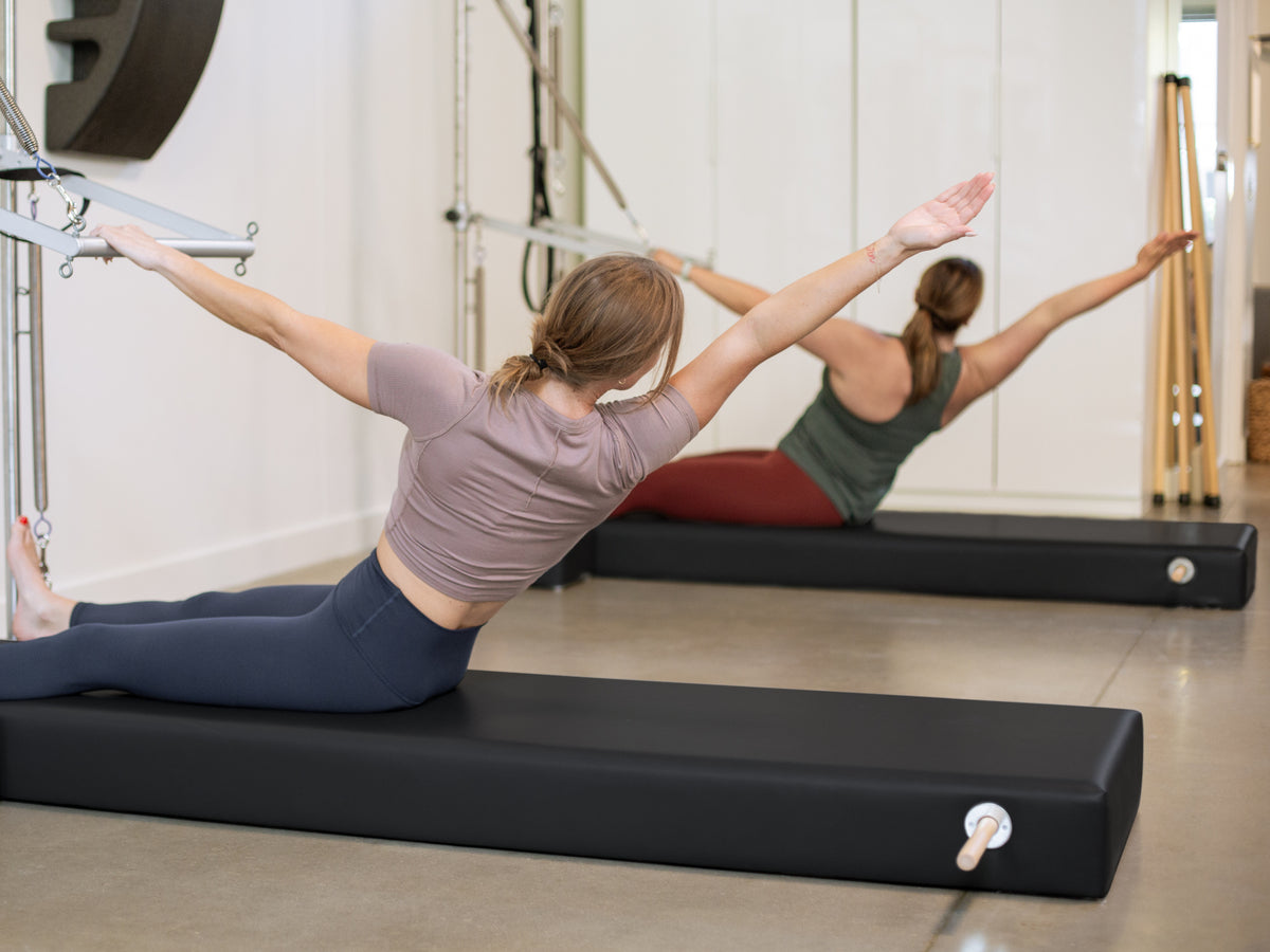 Balanced Body Mat zu Wall Tower schwarz, Anwendung bei Rückenstreckung mit Tower im Pilates-Studio