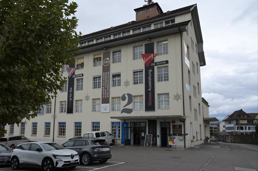 Vue extérieure du showroom de Medidor à Niederlenz, avec le hall d'entrée